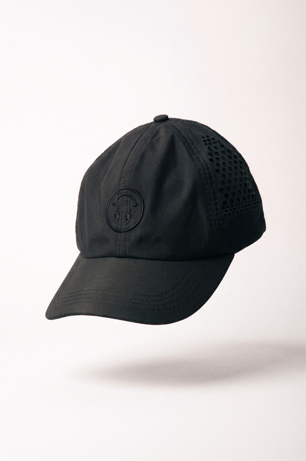 J BALVIN GORRA 6 PANELES CON CORTE LÁSER – NEGRO
