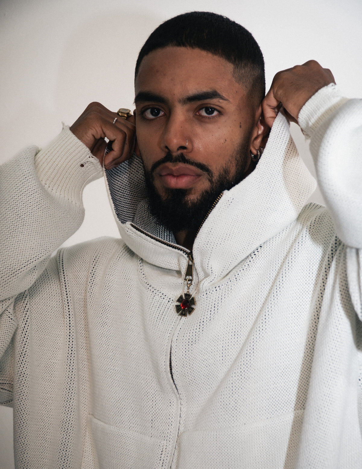 OMERTA WHITE KNITTED ZIP HOODIE